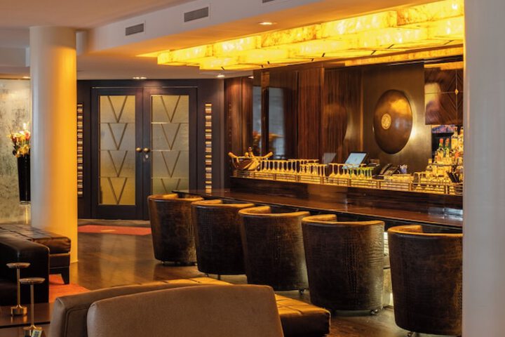 Lounge 107 of 122