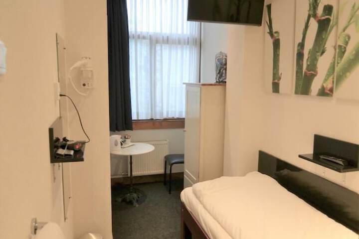 Room 9 of 42