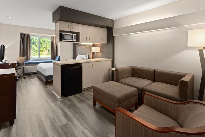 1 Queen Bed (5 of 21)