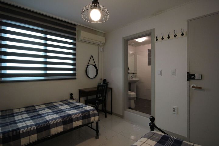 Room 4 of 86