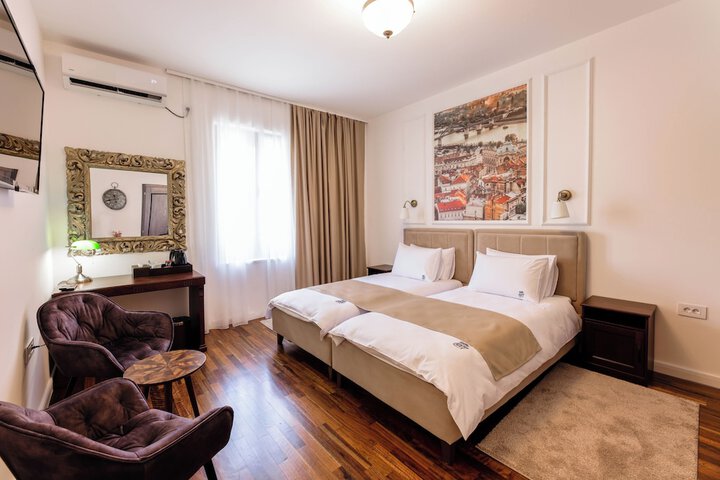 Room 12 of 102