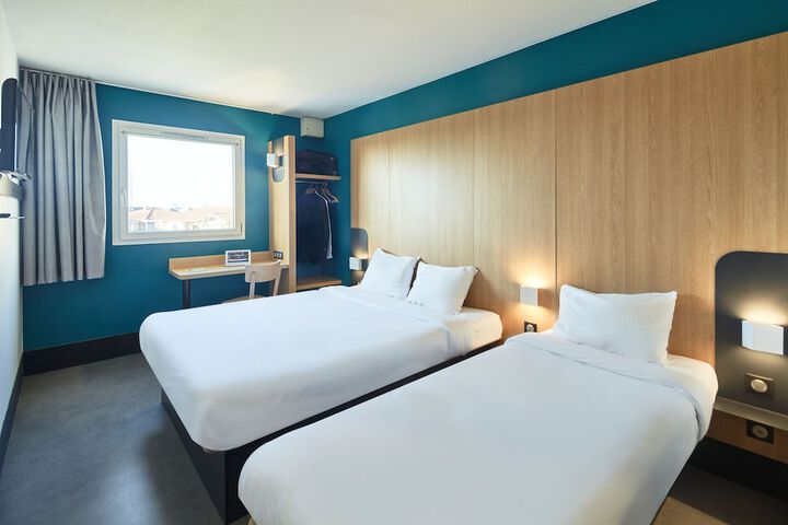Room 8 of 33