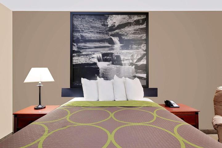 1 Queen Bed (10 of 29)