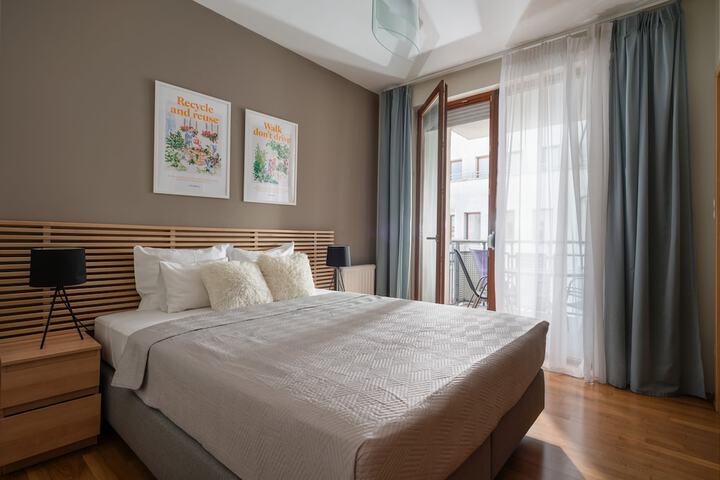 Room 4 of 79