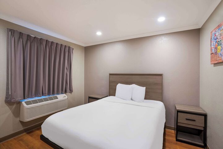 1 Queen Bed (7 of 24)