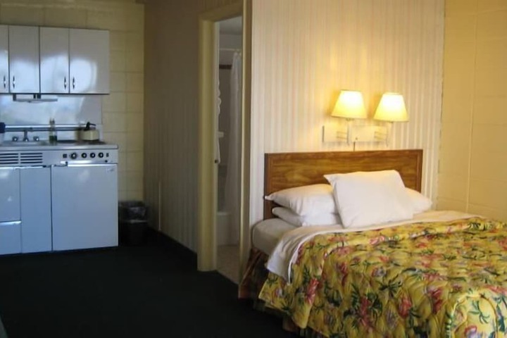 Room 4 of 16