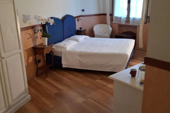 Room 12 of 26