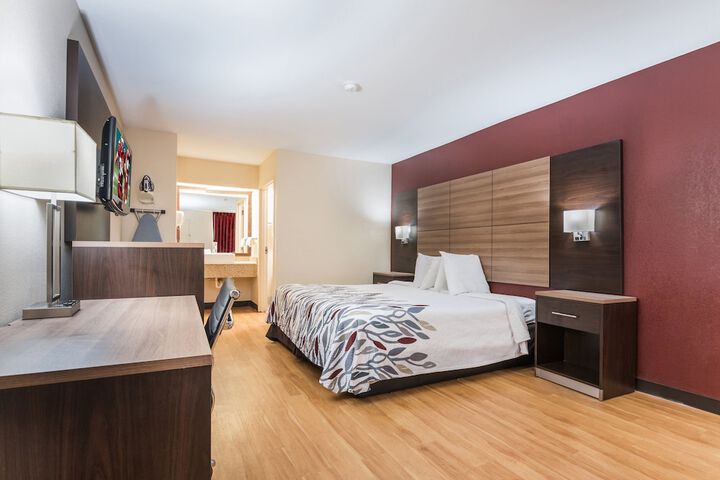 Deluxe King Bed Accessible (5 of 10)