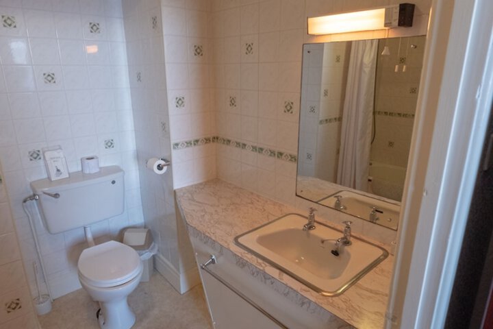 Room 18 of 28