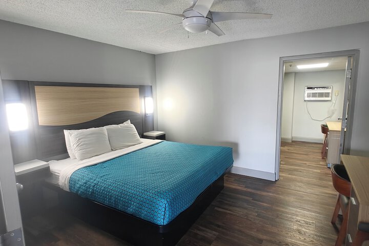 1 King Bed (17 of 30)