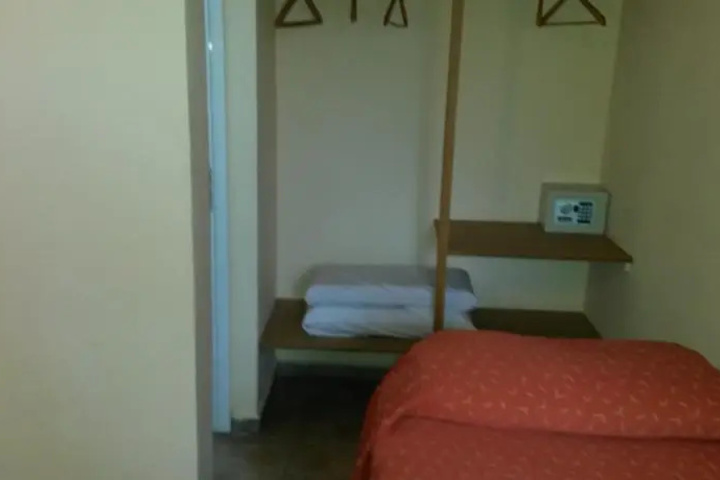 Room 5 of 27