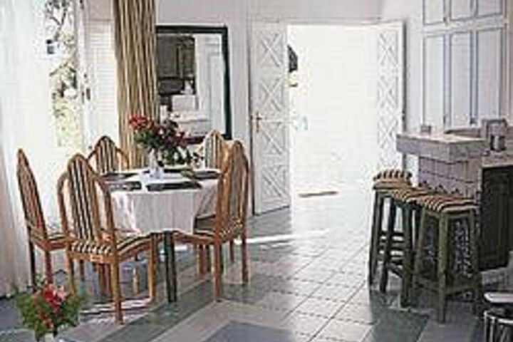 Dining 4 of 33