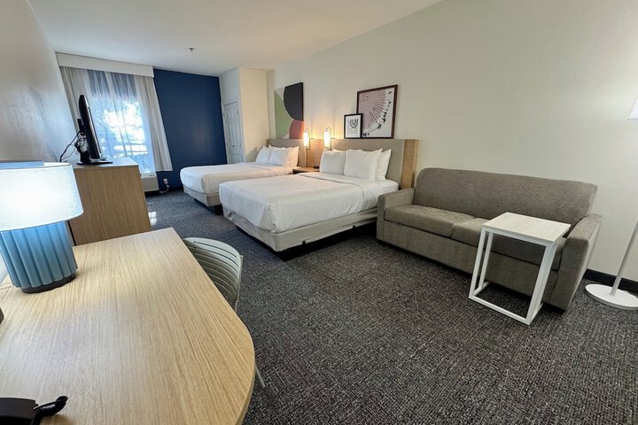 2 Queen Beds (2 of 8)