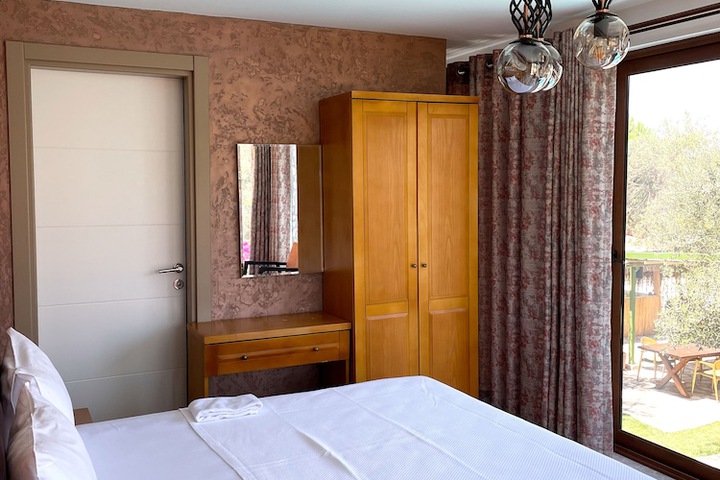 Room 5 of 80