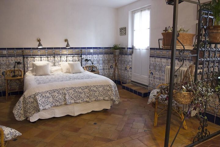 Room 6 of 8