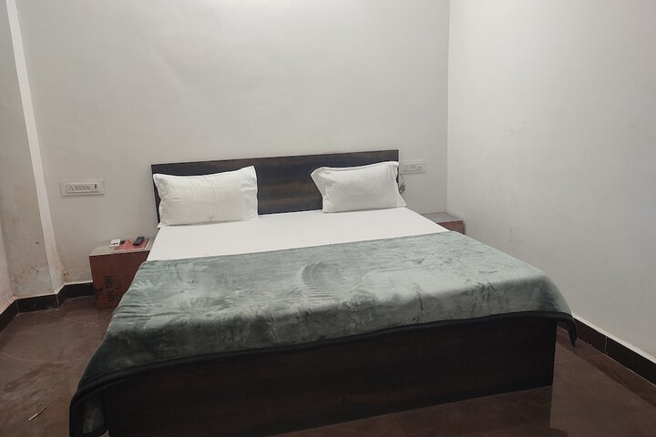 Room 6 of 12