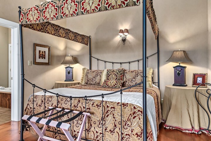 Snug Hug Queen Suite with Fireplace (21 of 131)