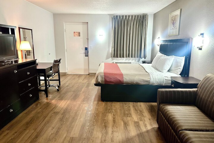 1 King Bed (2 of 13)