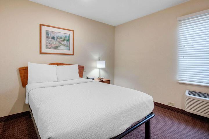 Double Accessible Queen Size Bed (9 of 19)