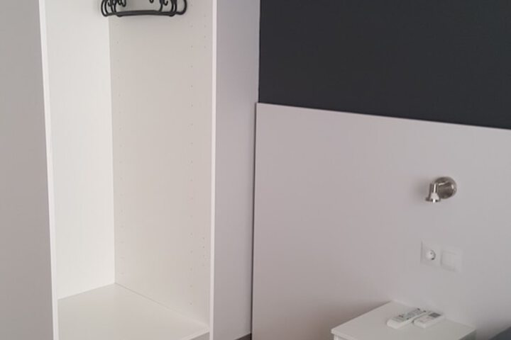 Room 10 of 32