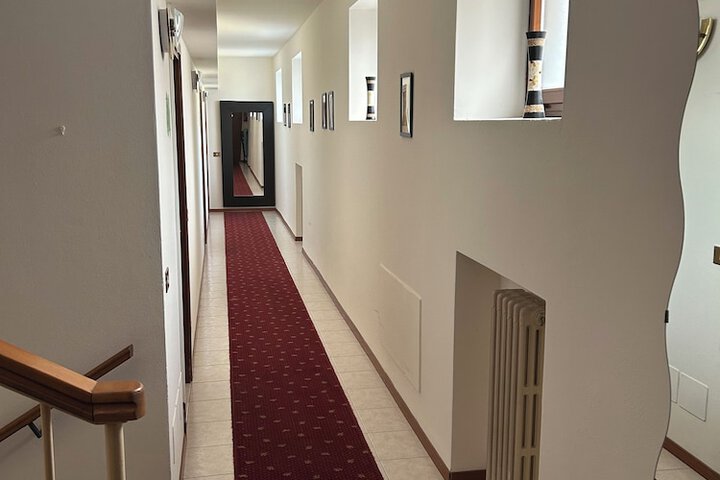 Room 5 of 28
