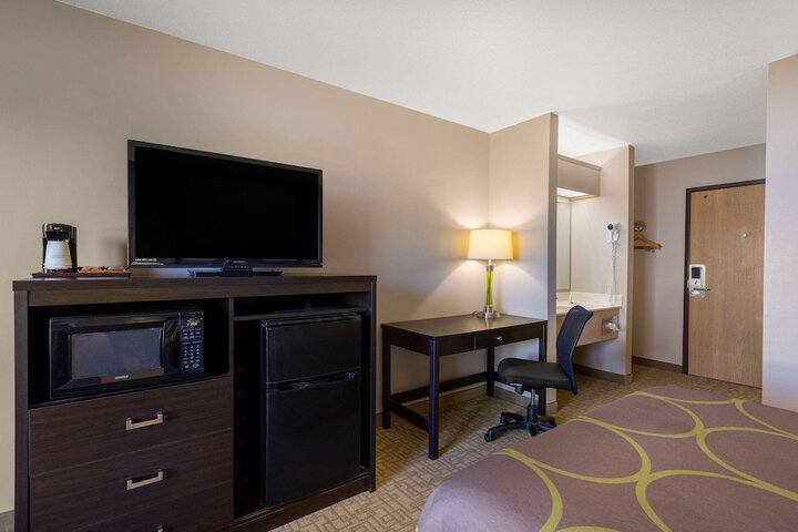 1 Queen Bed (15 of 19)