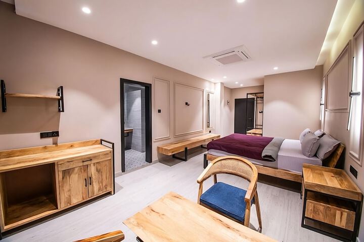 Room 2 of 10