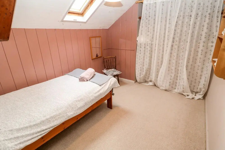 Room 4 of 18