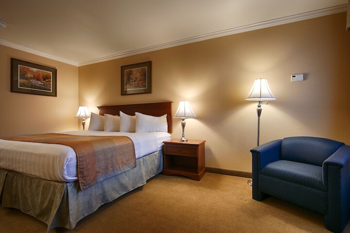1 Queen Bed Mobility Accessible Walk in Shower Microwave and Refrigerator Work Desk WiFi Full Breakfast (2 of 4)
