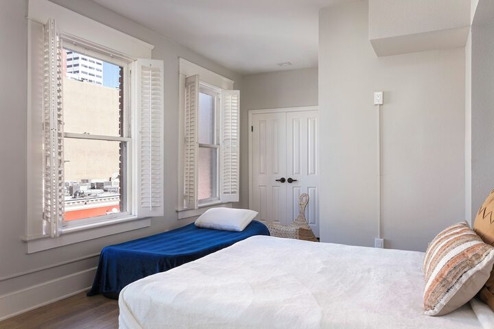 Room 41 of 200