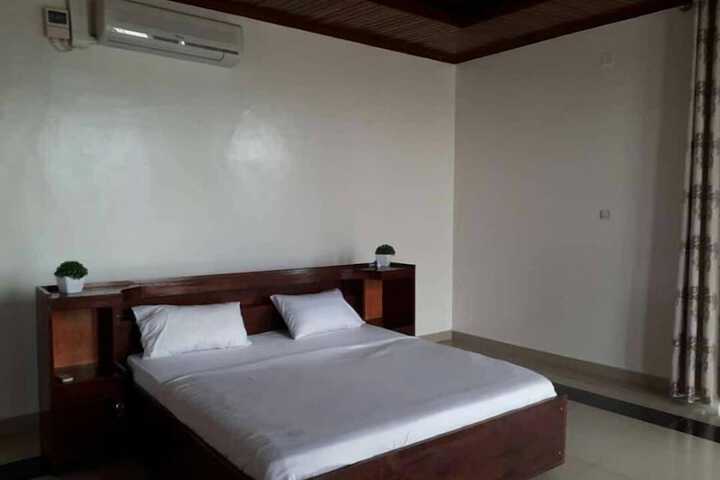 Room 5 of 9