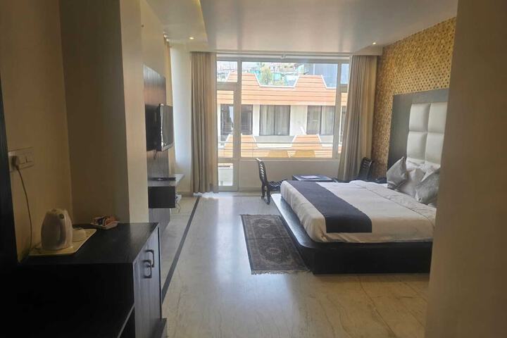 Room 9 of 30