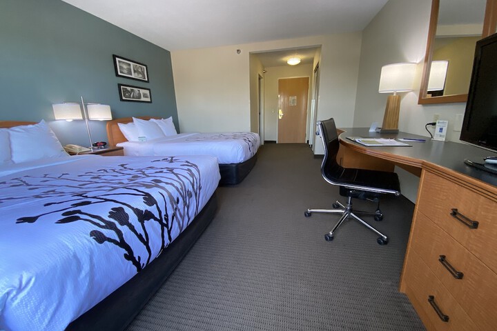 2 Queen Beds (12 of 13)