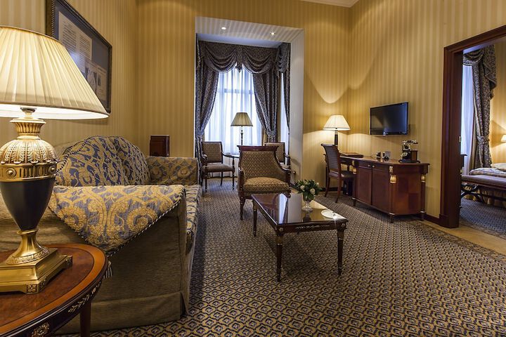 Room 17 of 90