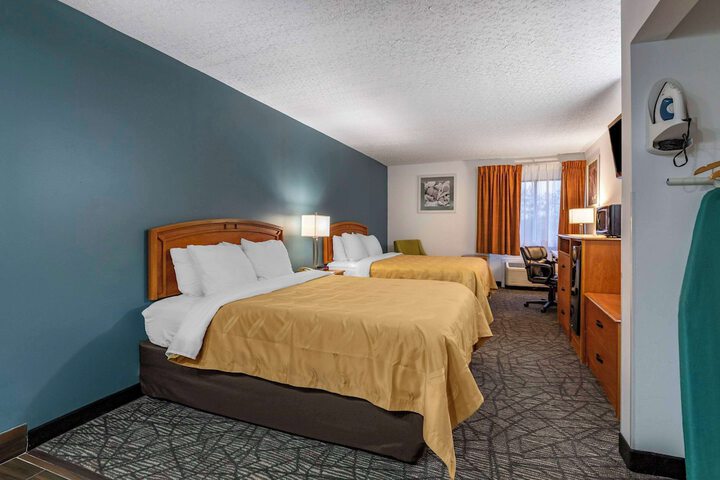 2 Queen Beds (3 of 14)