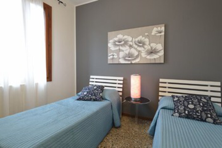 Room 32 of 37