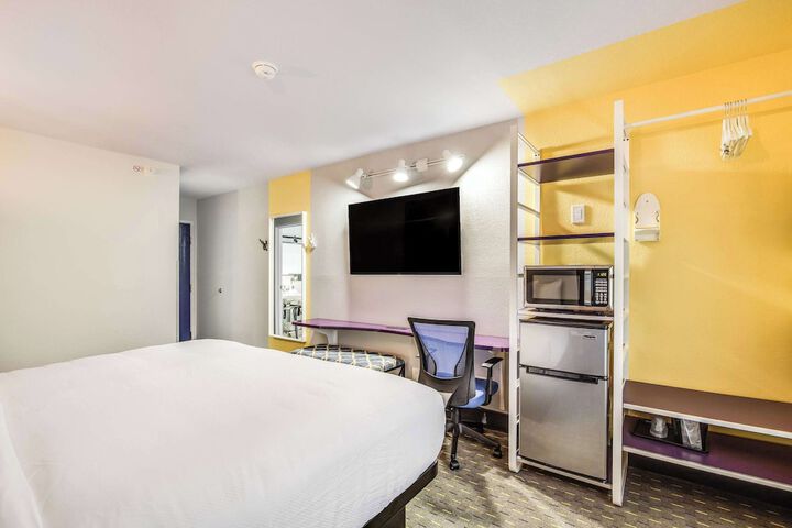 1 King Bed (8 of 9)