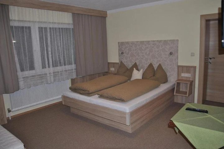 Room 4 of 16