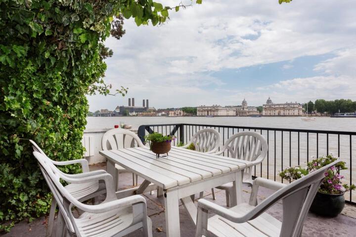 Veeve AwardWinning Waterside 5 Bed With View Isle of Dogs