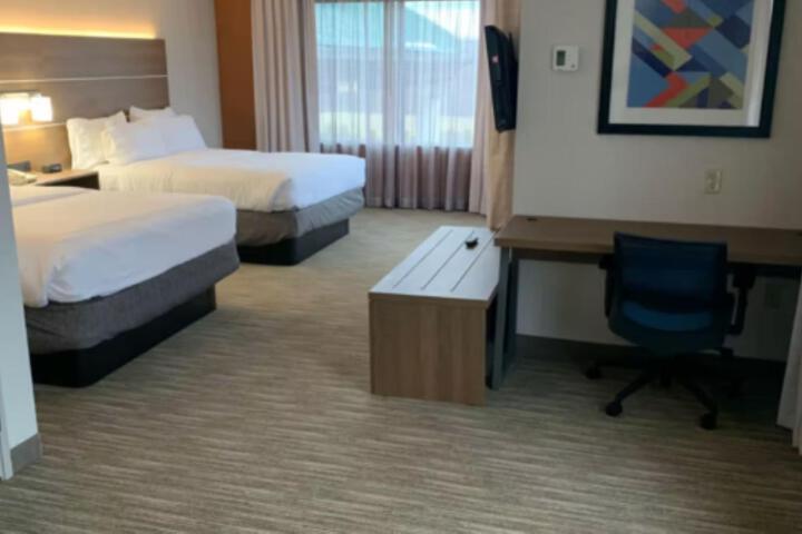 2 Queen Beds (7 of 11)