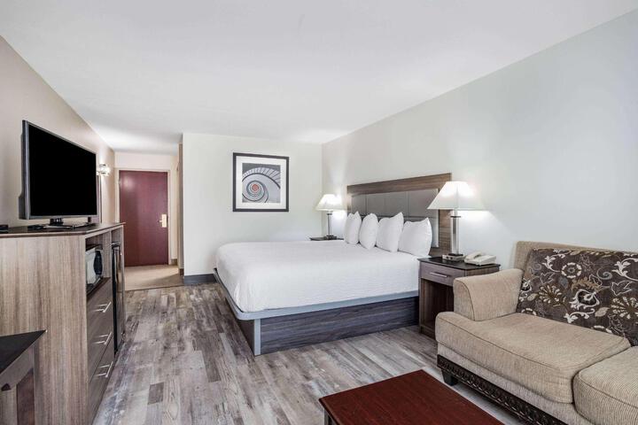 1 King Bed Mobility Accessible (10 of 11)