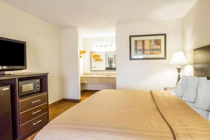 1 King Bed (2 of 6)