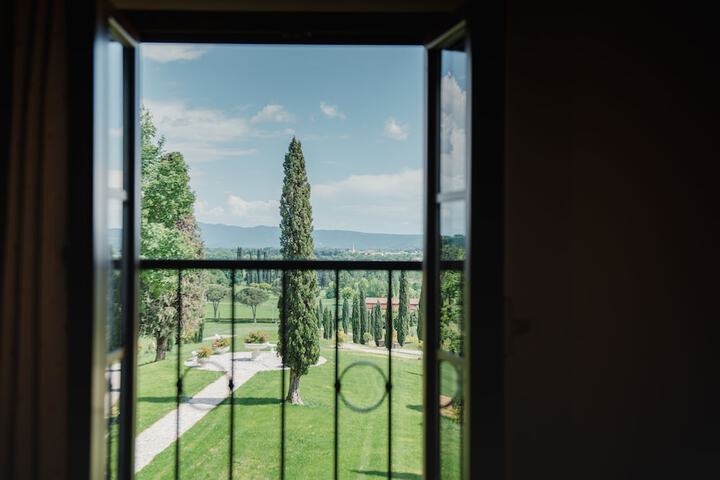 Room 13 of 28