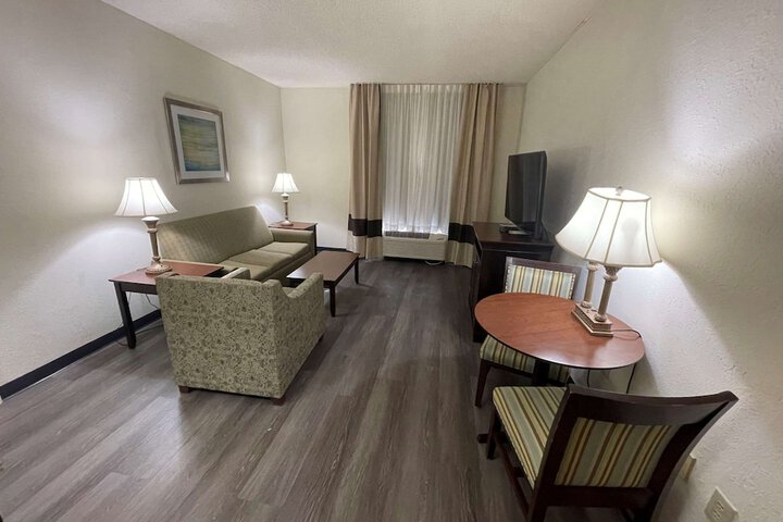 1 Queen Bed Accessible (5 of 46)