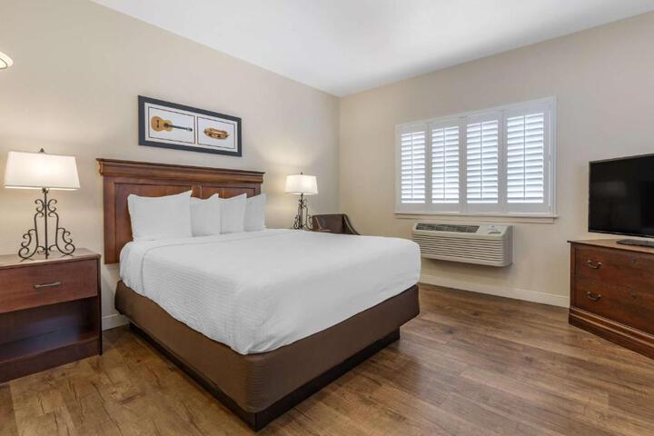 1 King Bed Microwave and Refrigerator WiFi Full Breakfast (4 of 9)