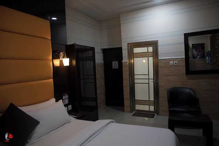 Room 30 of 76