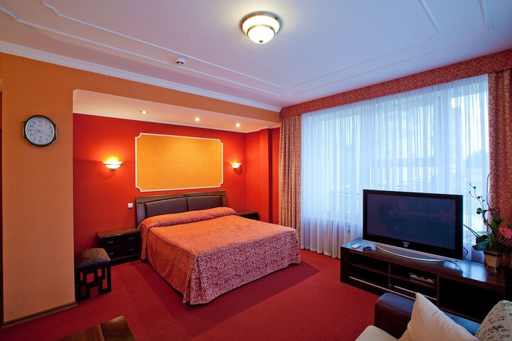 Room 9 of 99