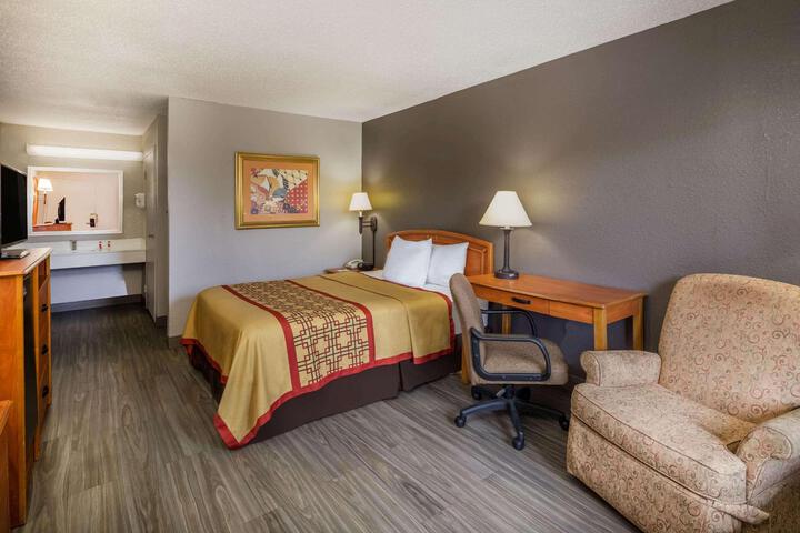 1 King Bed (2 of 4)