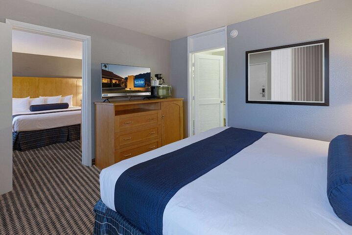 1 King Bed (6 of 22)