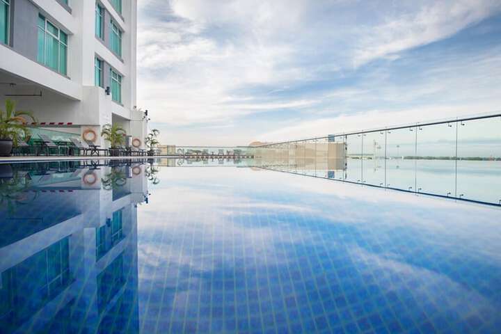 Pool Hotel